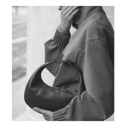 Sac hobo Le Tanneur TJET1402N01 noir porté à l'épaule