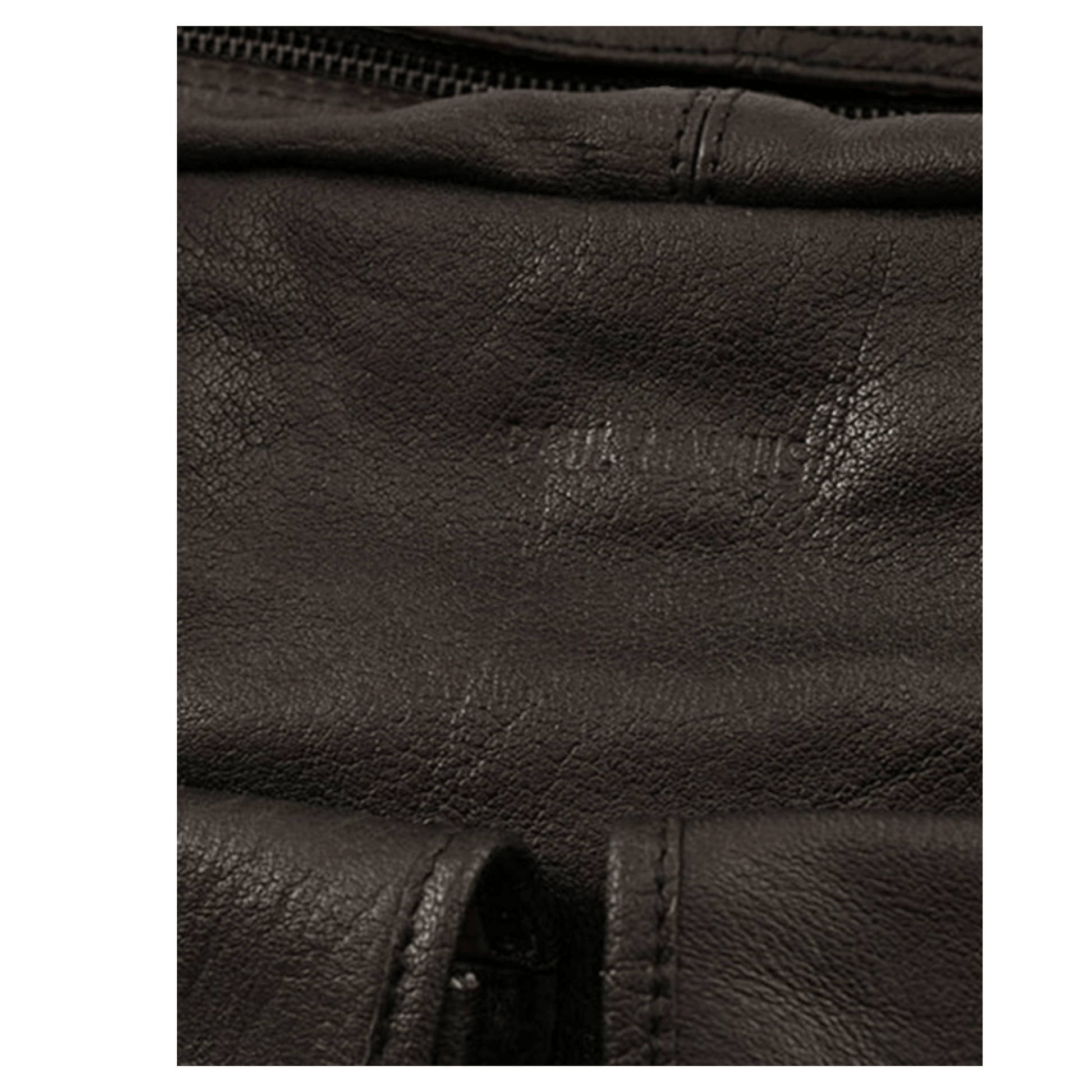 Gros plan sur le cuir de buffle pleine fleur du sac Paul Marius LeDandy noir mettant en valeur son grain naturel.