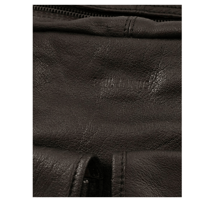 Gros plan sur le cuir de buffle pleine fleur du sac Paul Marius LeDandy noir mettant en valeur son grain naturel.
