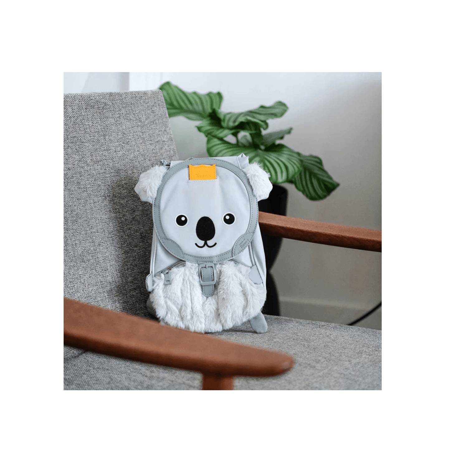 Sac à dos maternelle Koala L'École des Tann's gris en situation sur un fauteuil