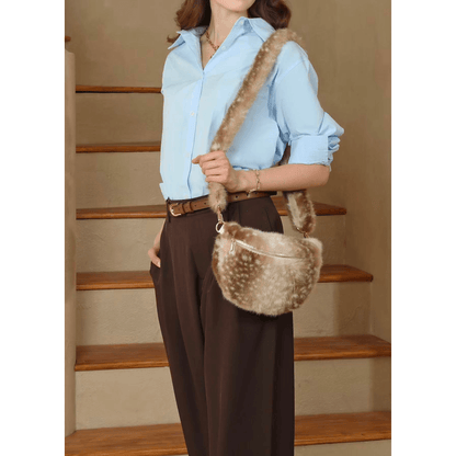 Sac banane Bambi beige porté en bandoulière sur une tenue tendance
