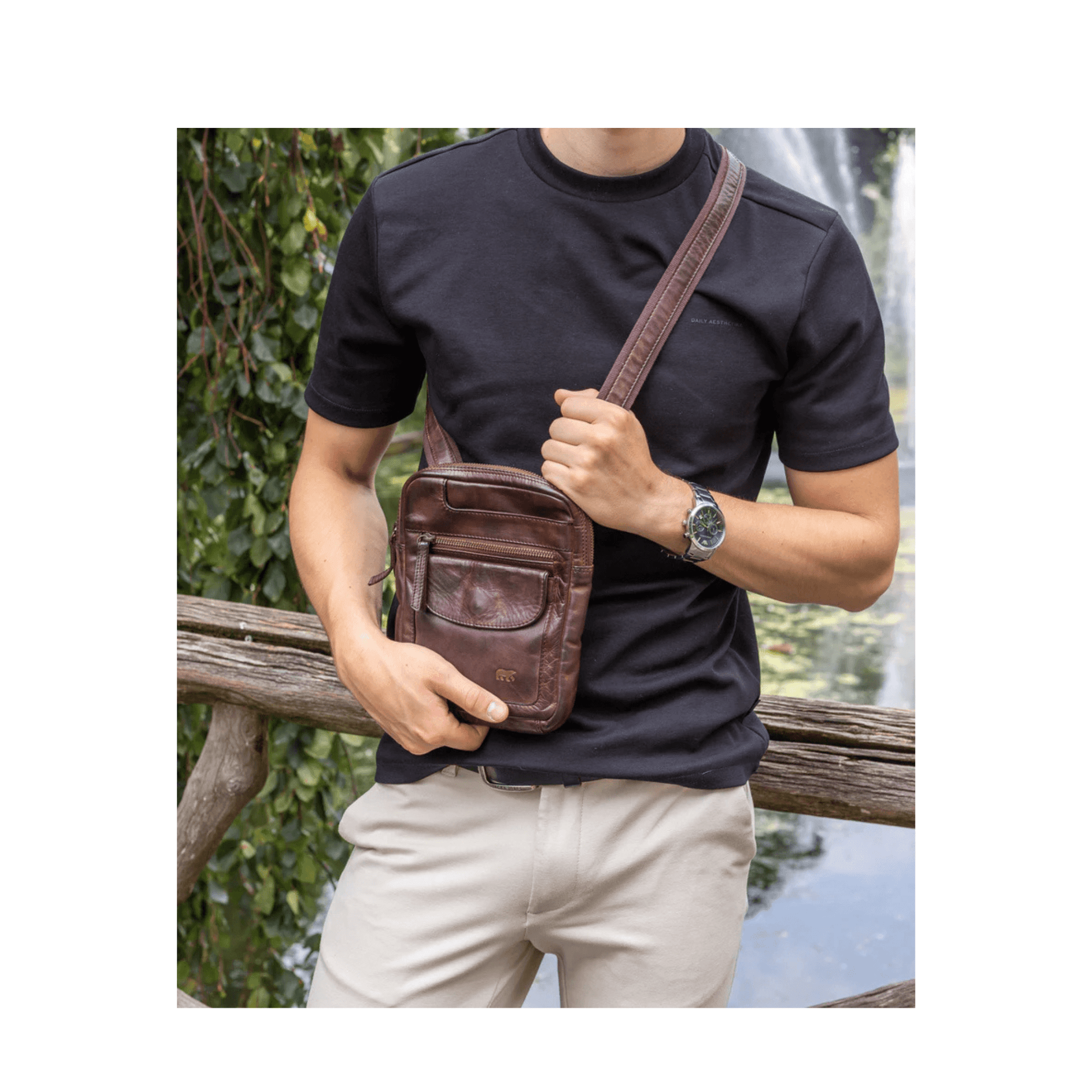 Sac bandoulière Bear Design Sasha Marron porté en travers du corps par un homme