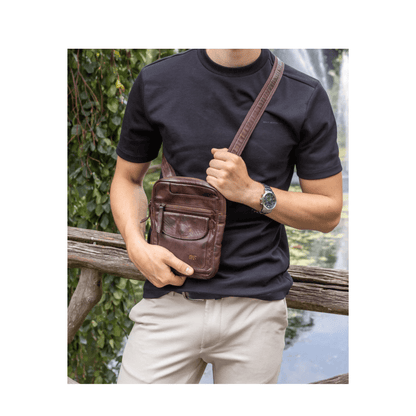 Sac bandoulière Bear Design Sasha Marron porté en travers du corps par un homme