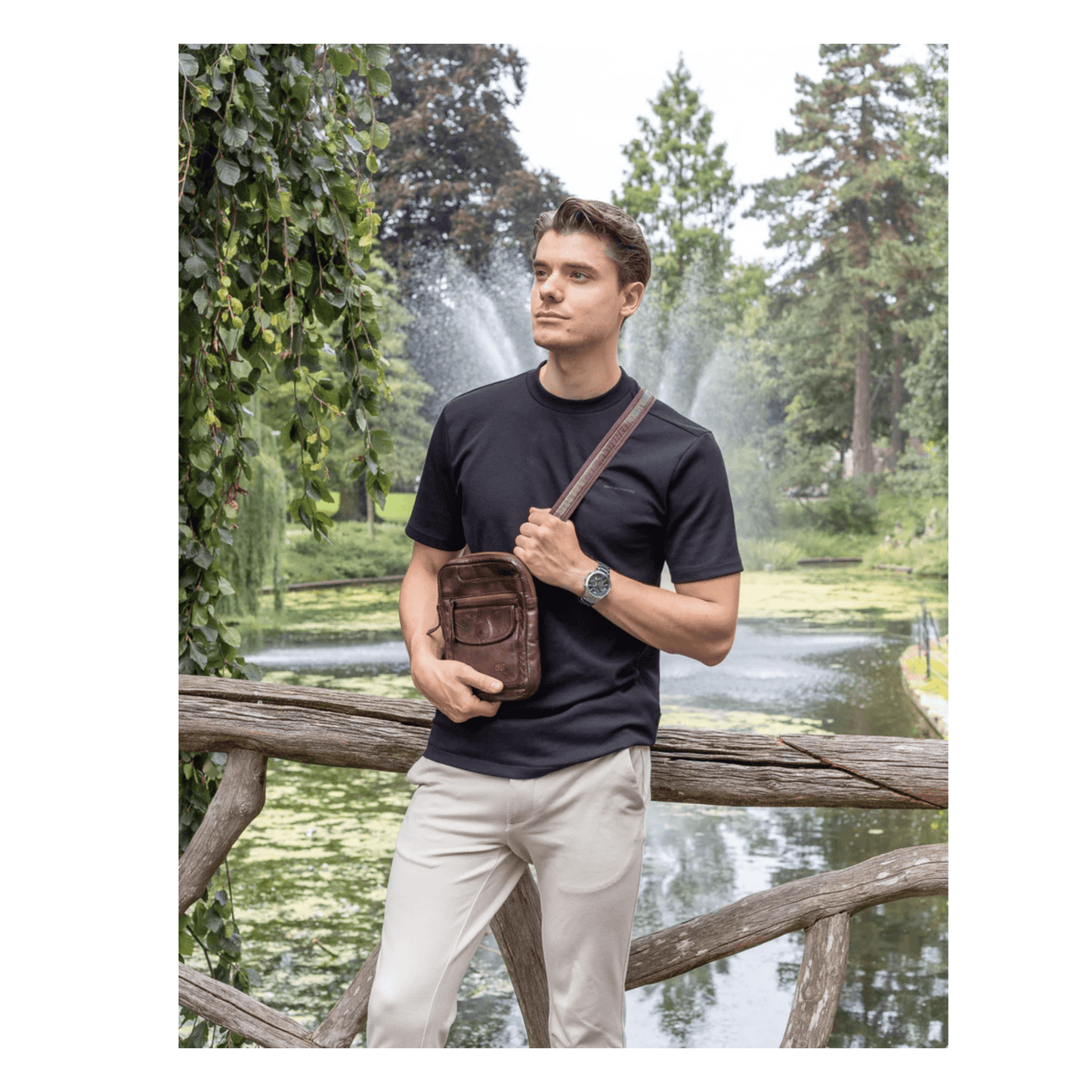 Sac bandoulière Bear Design Sasha Cognac porté en travers par un homme