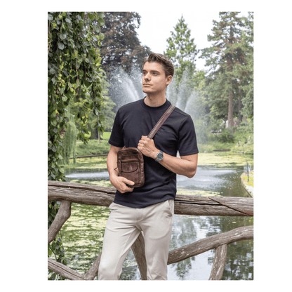 Sac bandoulière Bear Design Sasha Cognac porté en travers par un homme