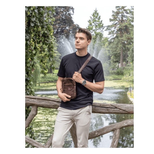 Sac bandoulière Bear Design Sasha Cognac porté en travers par un homme