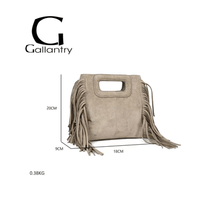 Dimensions du sac bandoulière Gallantry taupe à franges effet daim
