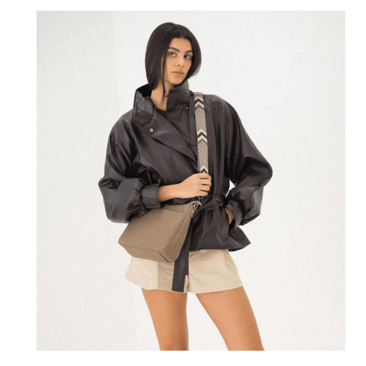 Sac Néo FLORA & CO taupe porté avec sa bandoulière à chevrons