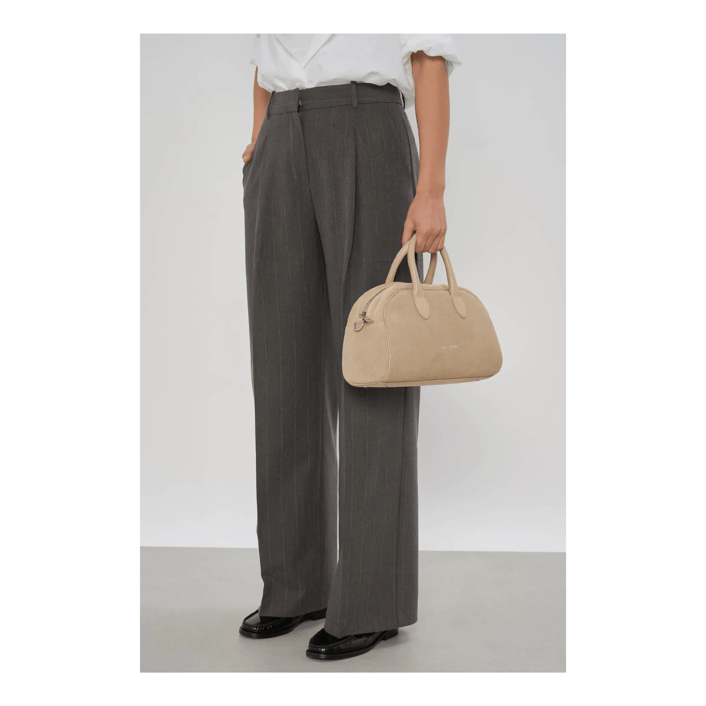 Sac bowling Lancaster beige foncé porté main femme élégante