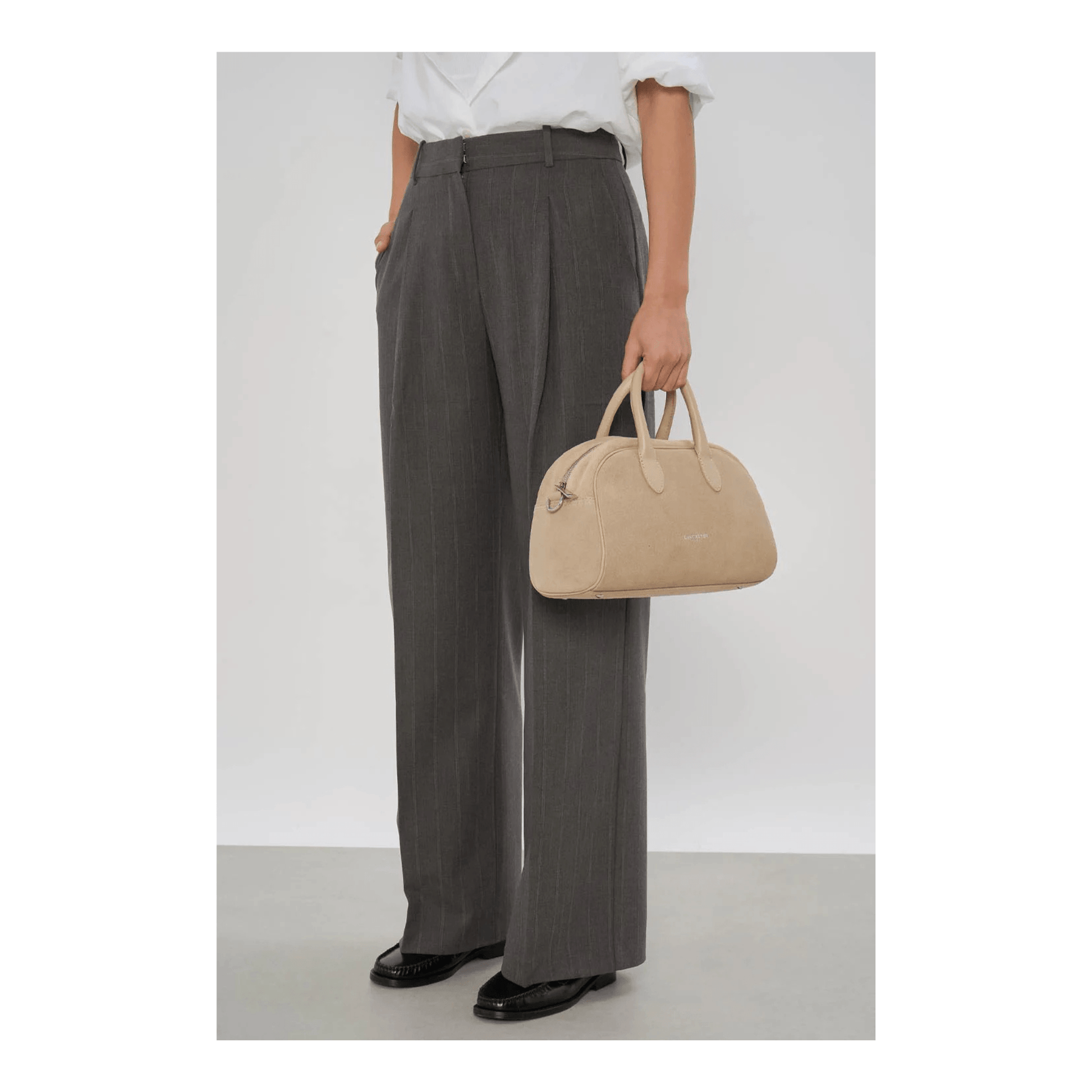 Sac bowling Lancaster beige foncé porté main femme élégante
