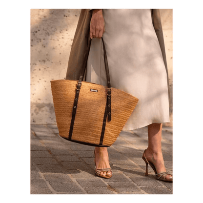 Femme portant le sac cabas Flora & Co Constance naturel chocolat style été chic