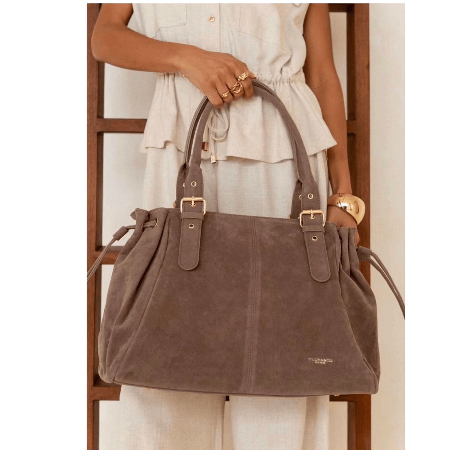 Sac cabas Garance taupe porté à l'épaule, idéal pour le bureau et le lycée