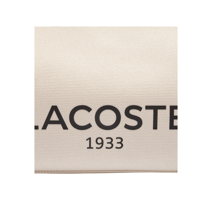 Détail du sac Lacoste Héritage Canvas en coton naturel tan