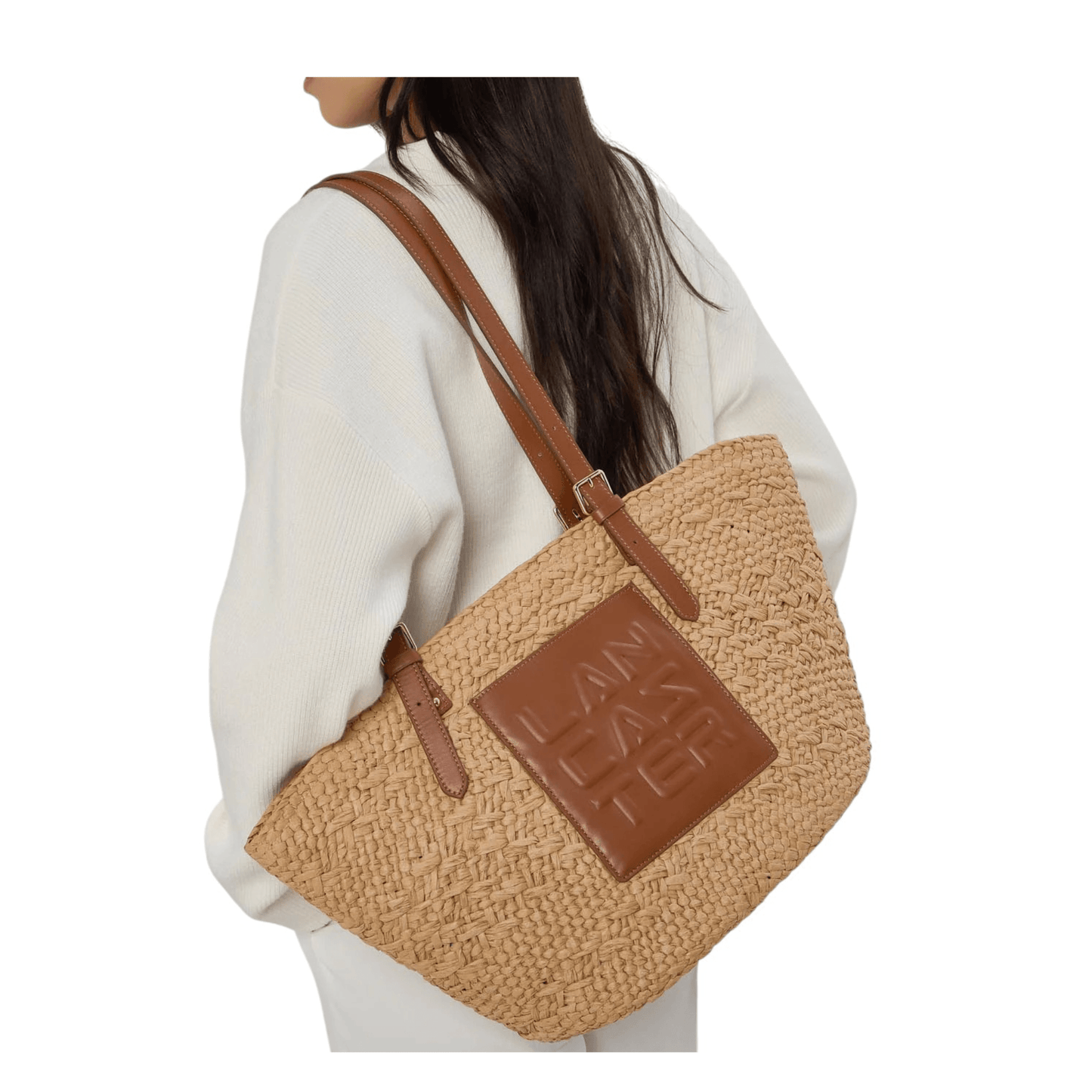 Femme portant le sac cabas Lancaster Le Panier cognac à l’épaule Nevada Maroquinerie