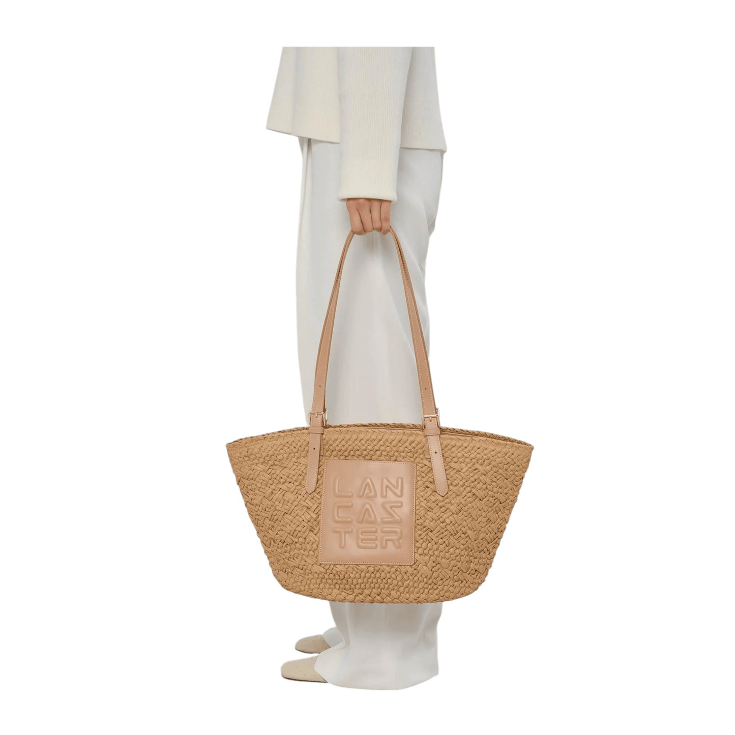 Femme portant le sac cabas Lancaster Le Panier naturel Nevada Maroquinerie