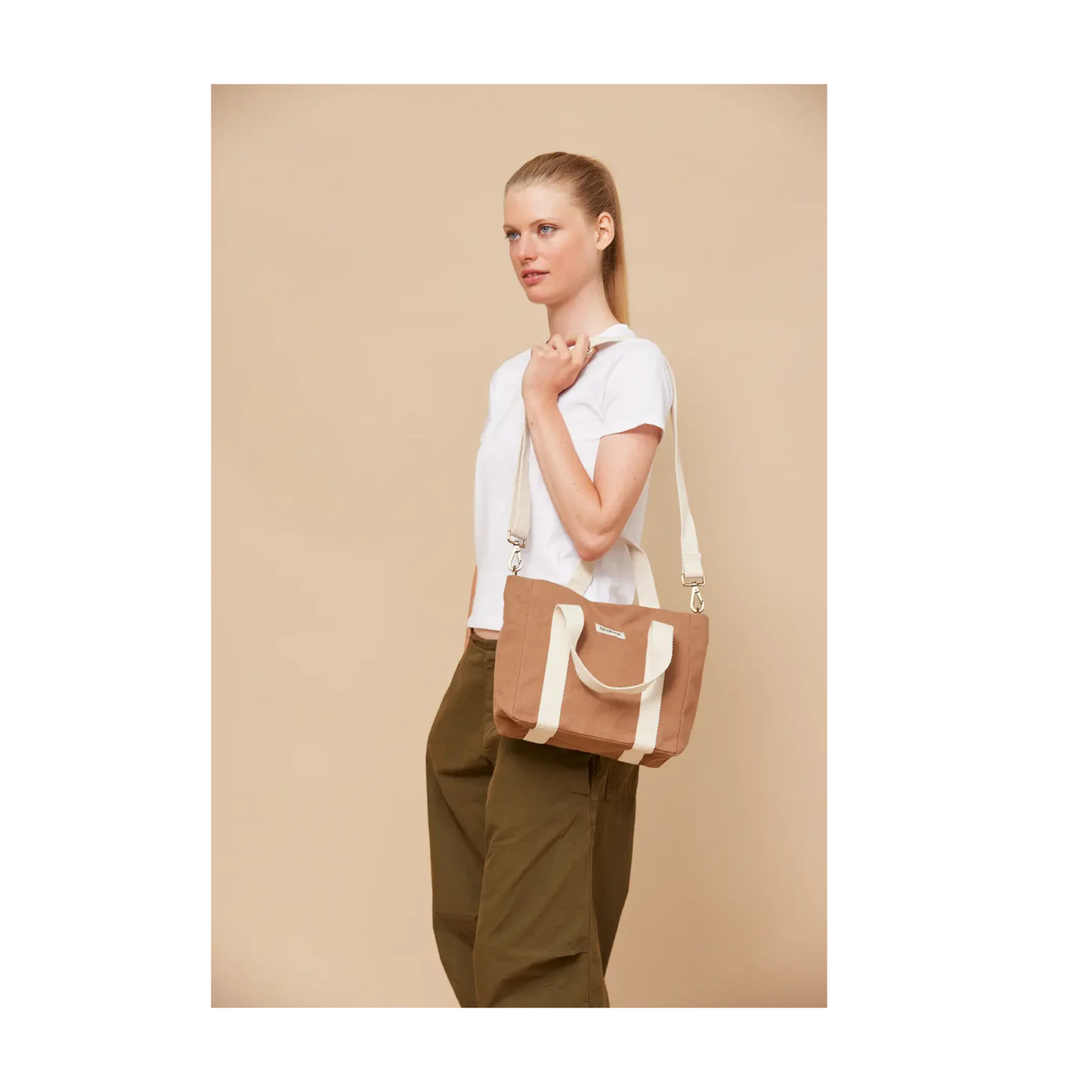 Sac Hindbag Louise cannelle porté épaule par mannequin
