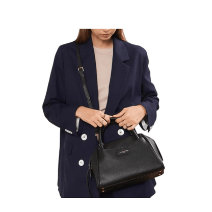 Femme portant le sac Lancaster Dune noir en cuir grainé Nevada Maroquinerie