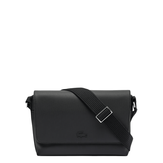 Sac Messenger homme Lacoste Men's Classic NH4645HC noir vue de face avec rabat effet Petit Piqué et crocodile ton sur ton