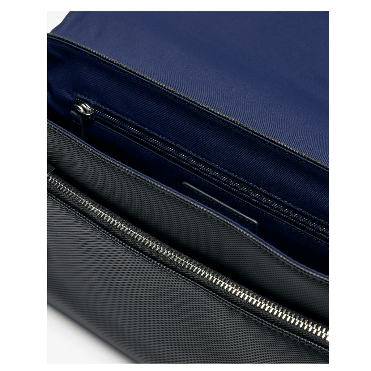 Intérieur du sac Messenger Lacoste Men's Classic NH4645HC avec doublure bleue et poche intérieure zippée