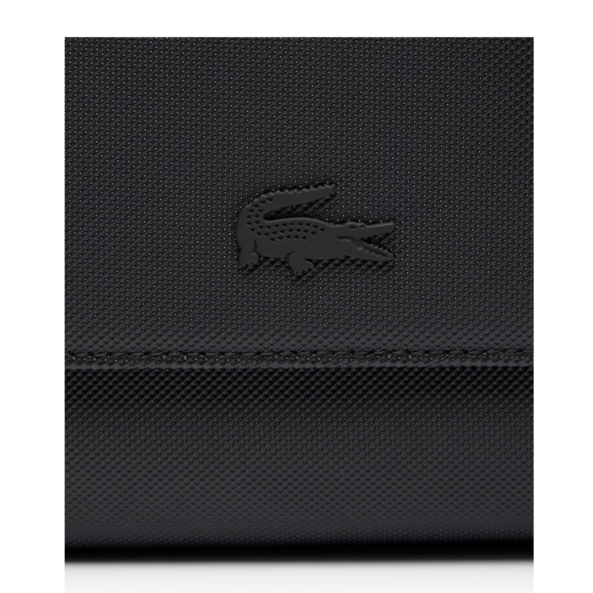 Gros plan du crocodile Lacoste ton sur ton sur la matière effet Petit Piqué du sac Messenger Men's Classic noir