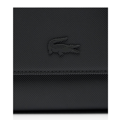 Gros plan du crocodile Lacoste ton sur ton sur la matière effet Petit Piqué du sac Messenger Men's Classic noir