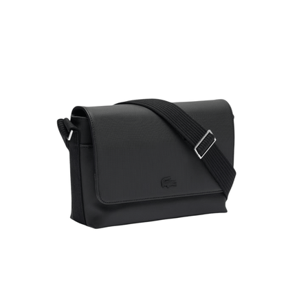 Sac Messenger Lacoste Men's Classic noir vue de trois quarts montrant le rabat, la profondeur et la bandoulière réglable