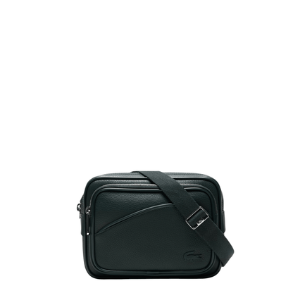 Sac reporter homme Lacoste NH4561GYB43 vert sapin vue de face avec poche avant zippée et bandoulière réglable