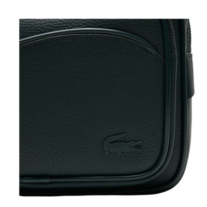 Gros plan sur le crocodile Lacoste ton sur ton et la texture grainée du sac reporter homme vert sapin NH4561GYB43