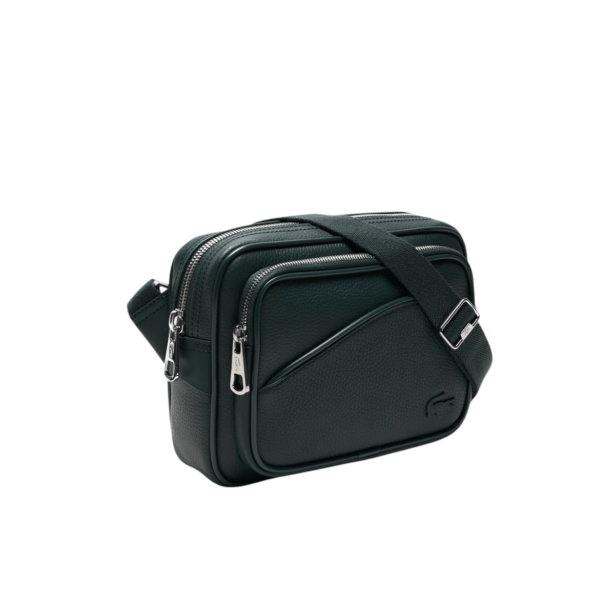 Sac reporter Lacoste NH4561GYB43 vert sapin vu de trois quarts avec deux fermetures zippées et bouclerie argentée