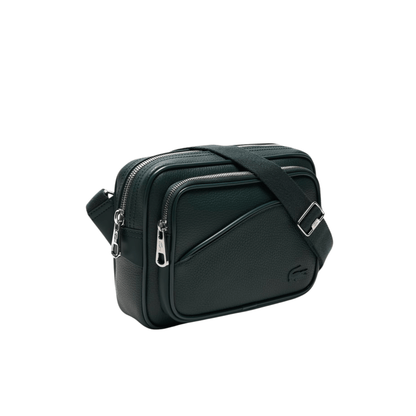 Sac reporter Lacoste NH4561GYB43 vert sapin vu de trois quarts avec deux fermetures zippées et bouclerie argentée