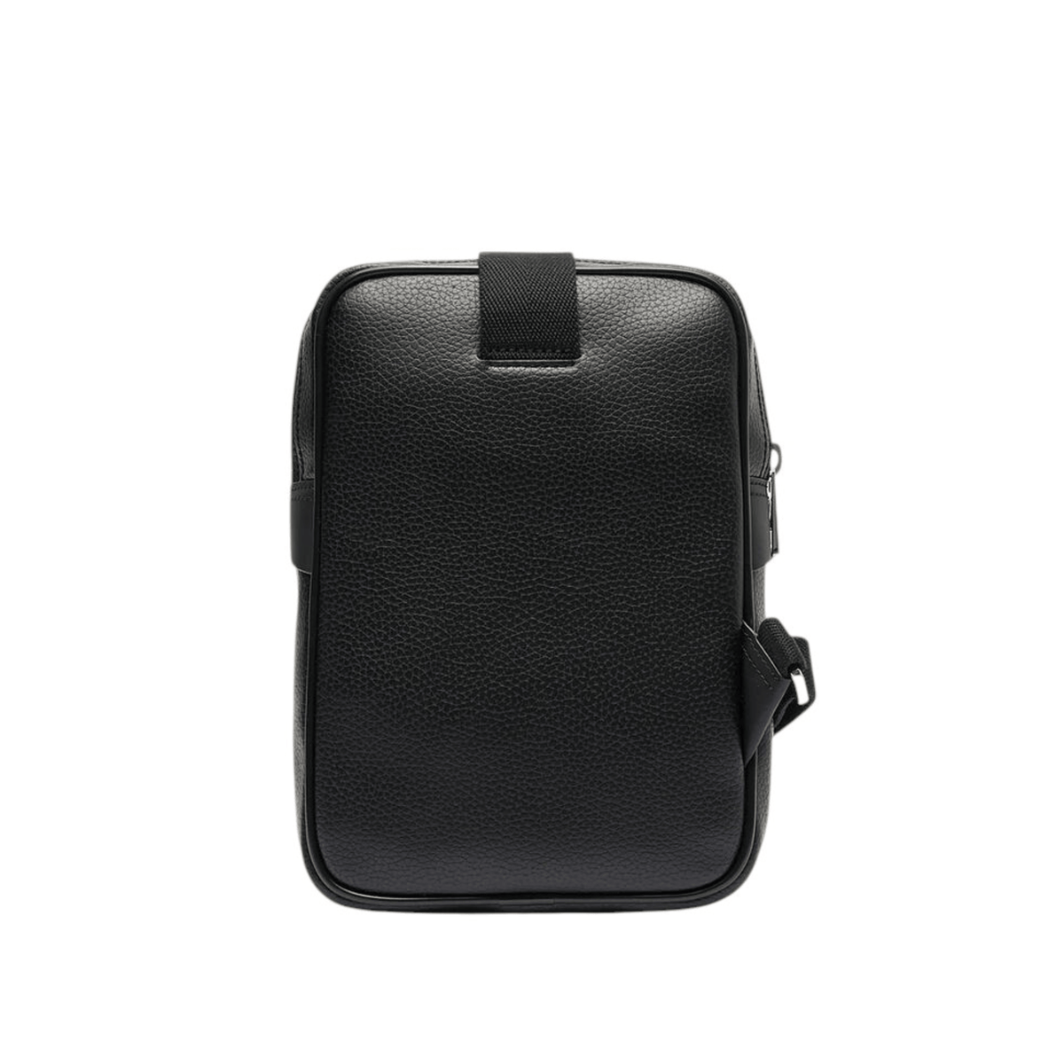 Vue arrière du sac reporter vertical Lacoste homme NH4783GY00 noir avec texture grainée et fixation de bandoulière