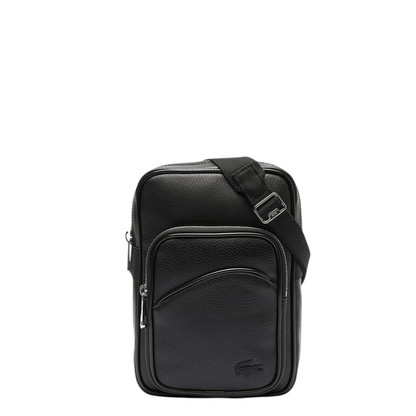 Sac reporter homme Lacoste NH4783GY00 noir vue de face avec poche zippée, crocodile ton sur ton et bandoulière réglable