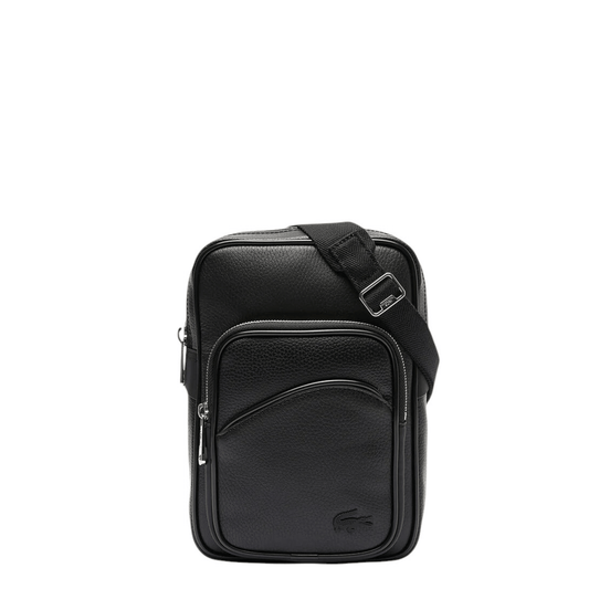Sac reporter homme Lacoste NH4783GY00 noir vue de face avec poche zippée, crocodile ton sur ton et bandoulière réglable