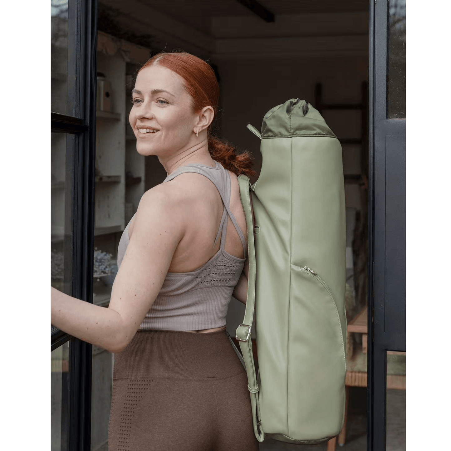 sac yoga vert sauge porté dos femme
