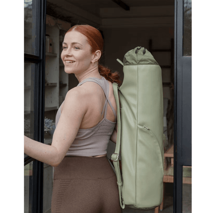 sac yoga vert sauge porté dos femme
