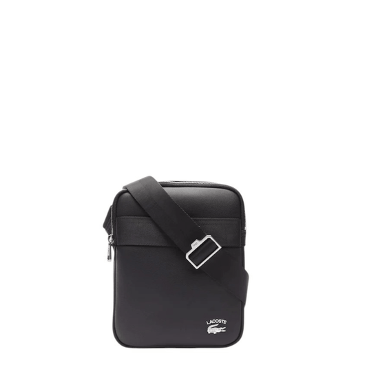 Sacoche homme Lacoste NH4017PN000 noire en refente de cuir enduit, vue de face avec logo crocodile blanc et bandoulière réglable