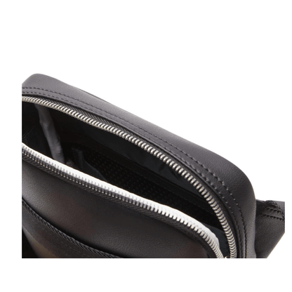 Détail intérieur de la sacoche Lacoste NH4017PN000 noire avec fermeture zippée argentée, coutures et rangement en filet