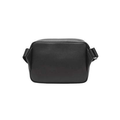 Vue arrière de la sacoche reporter homme Lacoste NH4018PN000 en cuir de vachette noir avec attaches latérales