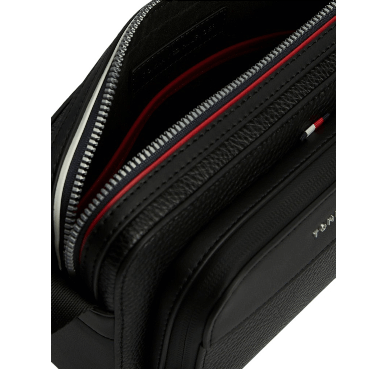 Détail du compartiment intérieur zippé de la sacoche Tommy Hilfiger AM0AM14696 noire avec galon contrasté
