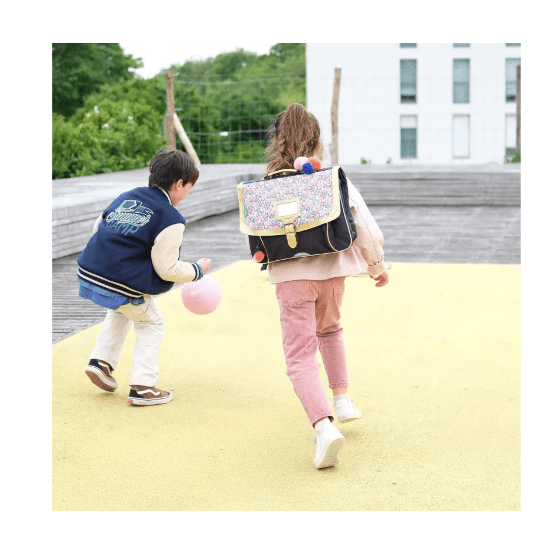 Enfant portant le cartable Tann's Antonia bleu 35 cm pour la rentrée scolaire