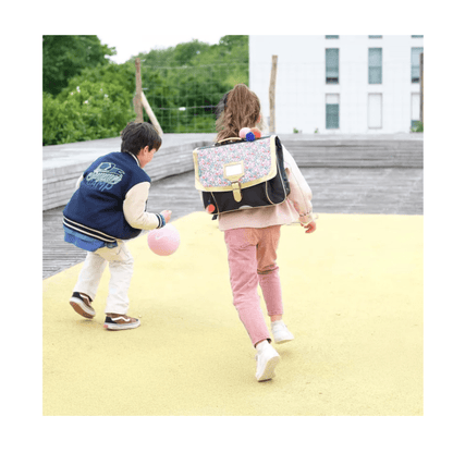Enfant portant le cartable Tann's Antonia bleu 35 cm pour la rentrée scolaire