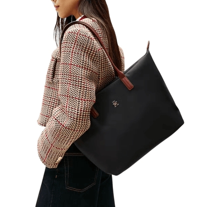 Sac cabas Tommy Hilfiger Popette noir porté à l'épaule