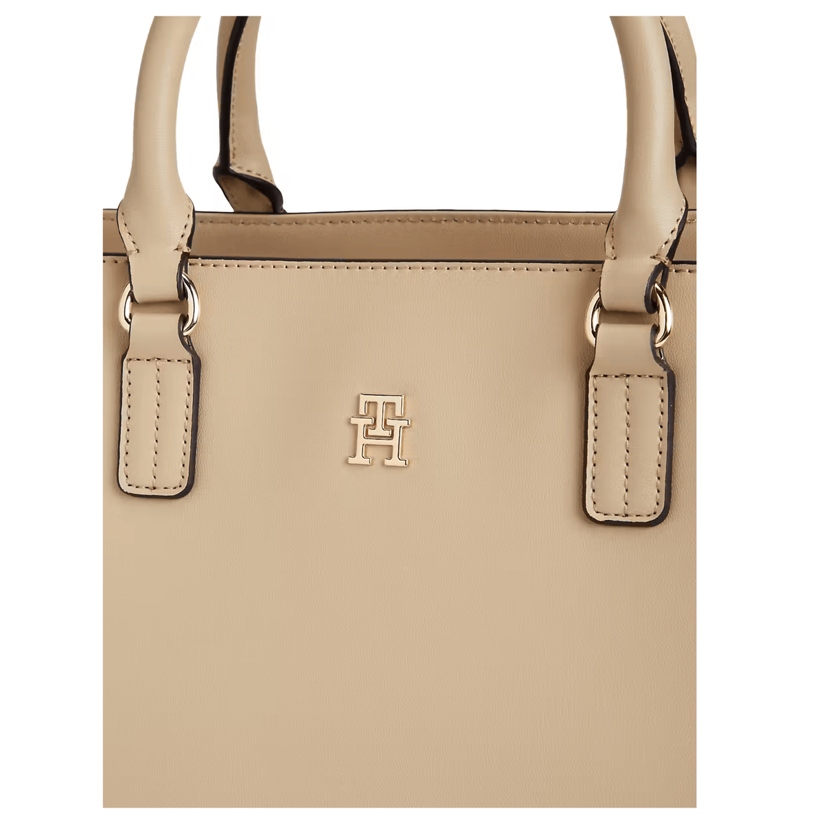 Détail logo TH sur sac Tommy Hilfiger Joy Satchel beige