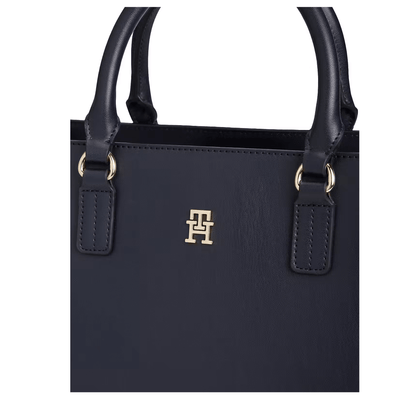 Détail logo TH sur sac Tommy Hilfiger Joy Satchel bleu marine