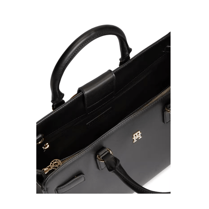Détail logo TH sur sac Tommy Hilfiger Joy Satchel noir