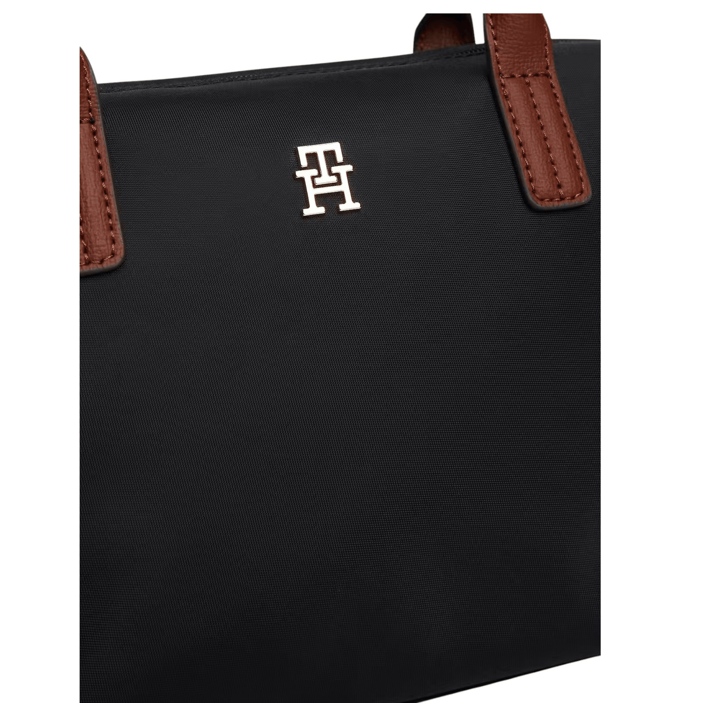 Détail du logo métallique Tommy Hilfiger sur le sac Popette Mini Tote noir