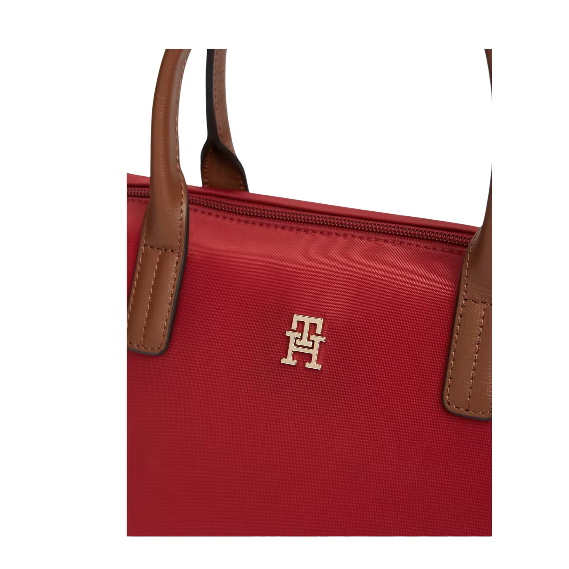 Détail du logo métallique Tommy Hilfiger sur le sac Popette Mini Tote rouge