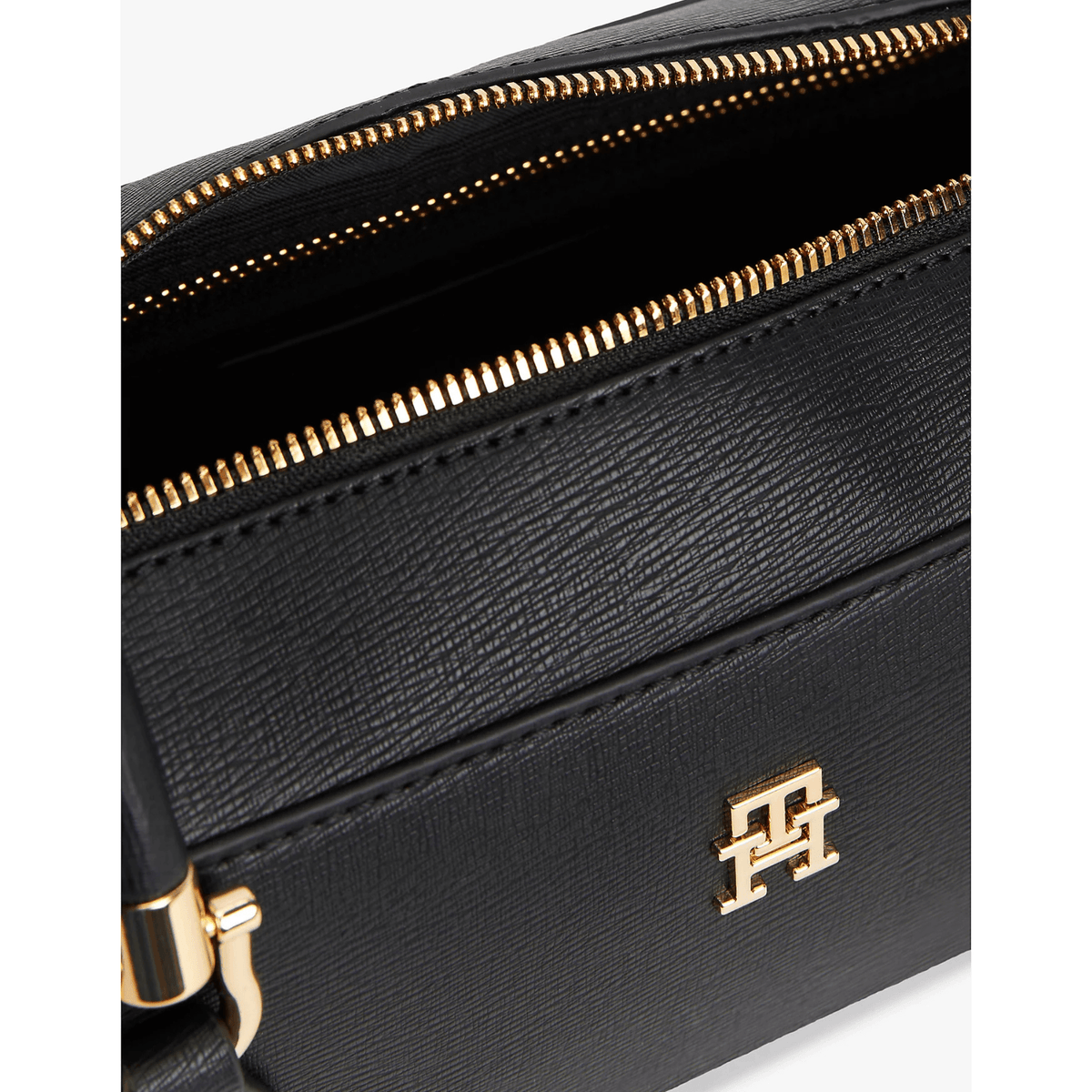 Détail fermeture zippée dorée et intérieur du sac épaule Tommy Hilfiger noir