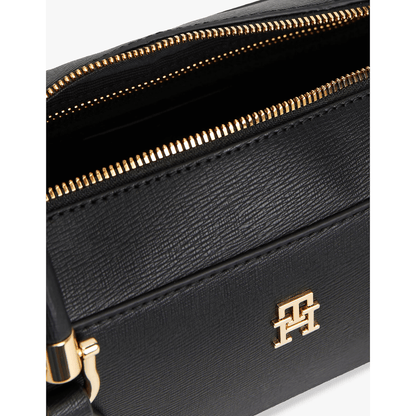 Détail fermeture zippée dorée et intérieur du sac épaule Tommy Hilfiger noir