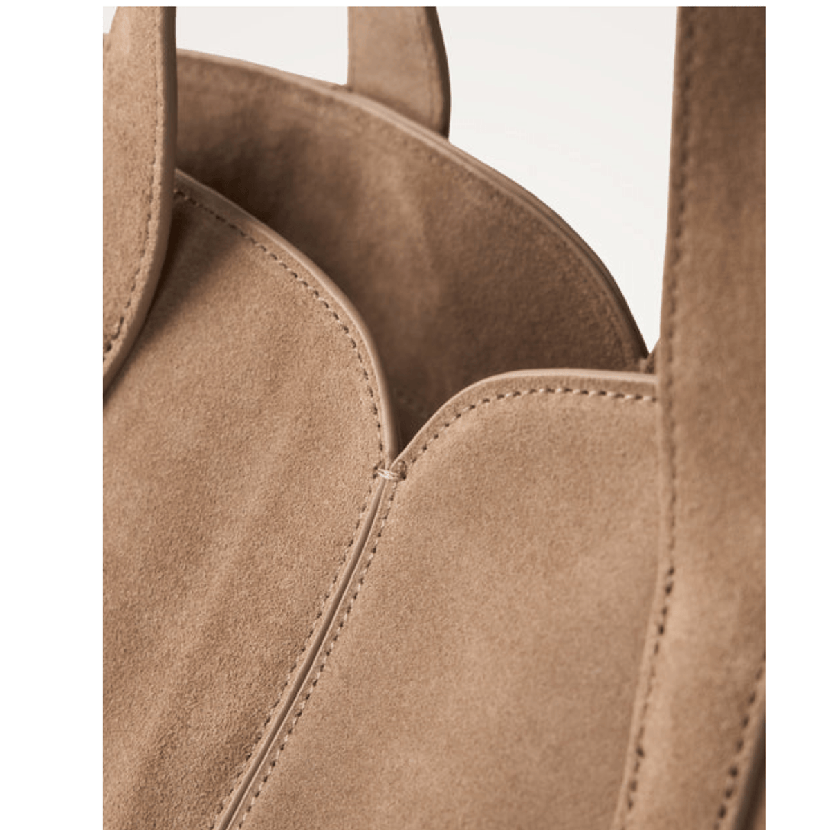 Détail croûte de cuir taupe du sac Vanessa Wu ALTAI MA3040